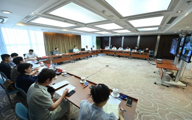 中国民营经济钻研会进行半年度经济局势分析会 今年会jnh集团董事会主席张荣华出席并作沉点讲话
