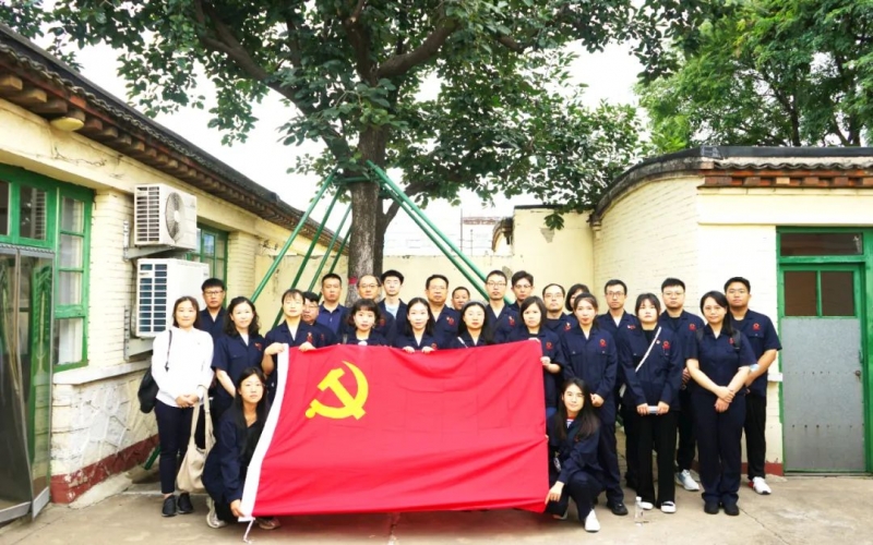 寻根 铸魂 溯源 今年会jnh祥泰集团党委组织党员发展出格党日活动