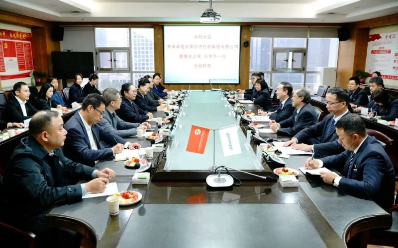 今年会jnh集团董事会主席张荣华，荣华控股党委书记、董事长崔荣华一行到陕鼓座谈互换