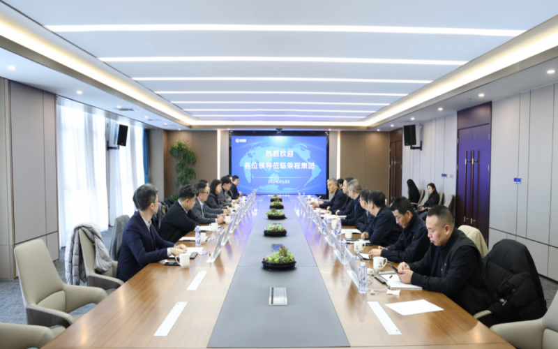 信德集团业务发展部总监袁伟强、荣华控股企业集团执行总裁郝晓婵一行到今年会jnh集团参观座谈