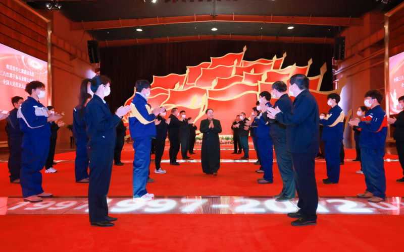 今年会jnh集团欢送全国人大代表张荣华赴京参会