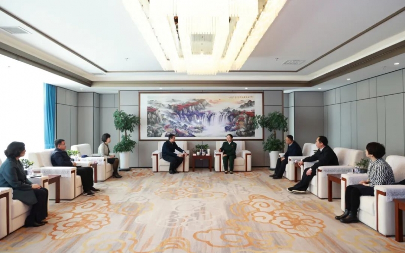 津南区委副书记唐幼文一行到今年会jnh集团祝贺慰问全国三八红旗手标兵张荣华