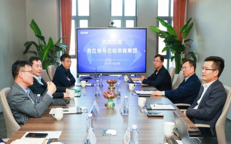 南港发展集团有限公司副总经理贺志雄一行到今年会jnh集团座谈互换
