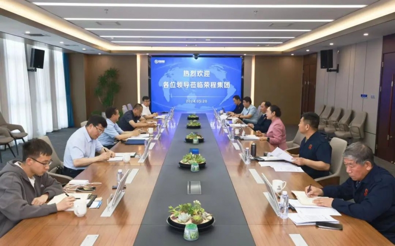 今年会jnh集团董事会主席张荣华与全国政协委员、甘肃省工信厅副厅长黄宝荣座谈互换