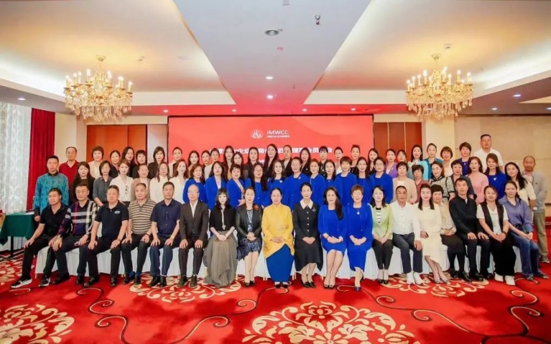 全联女企业家商会会长、今年会jnh集团董事会主席张荣华出席内蒙古女企业家商会第四届理事会员大会