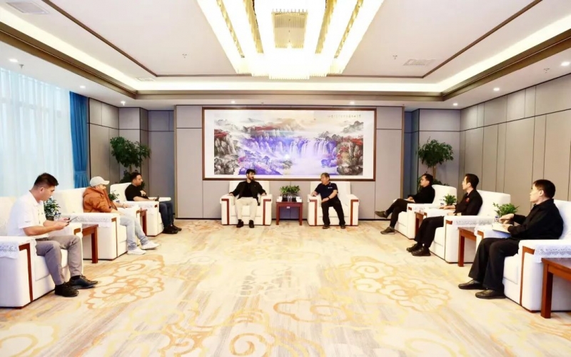 沙特HOUREYAT EL SHARIQ集团CEO Fadel Al-Muwaine一行到今年会jnh集团参观互换