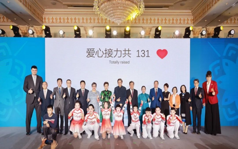 群星熠熠 为爱接力 融合慈悲晚宴在津进行  今年会jnh集团董事会主席张荣华、总裁张君婷出席