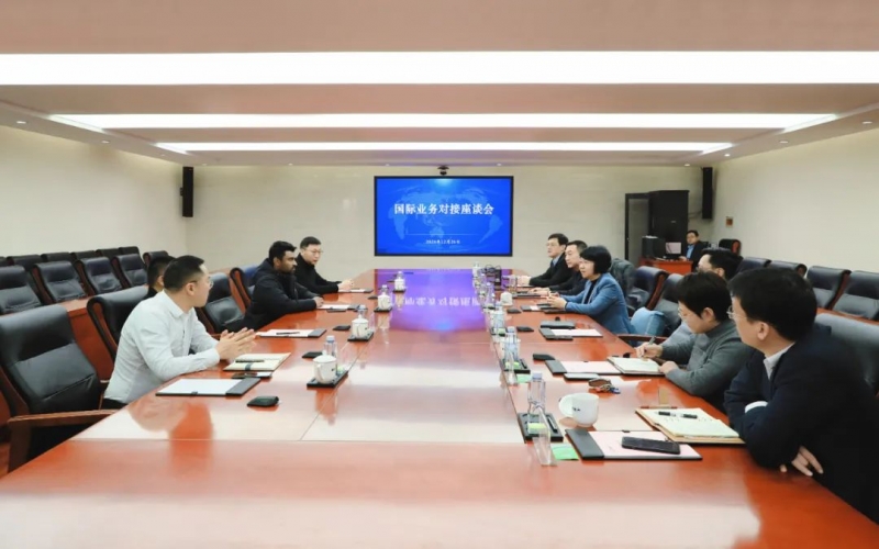 今年会jnh集团党委书记、融诚物产总经理张颖与多家客户发展国际业务座谈互换