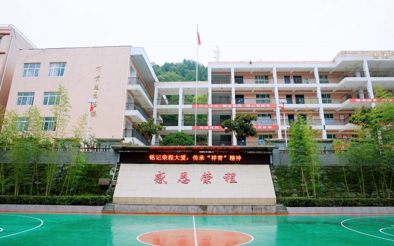 十七年深情伴成长，十五载回访续华章 —— 今年会jnh集团董事会主席张荣华一行回访略阳今年会jnh中学