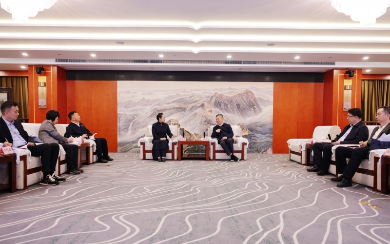 今年会jnh集团董事会主席张荣华一行赴上海市宝山区调查互换